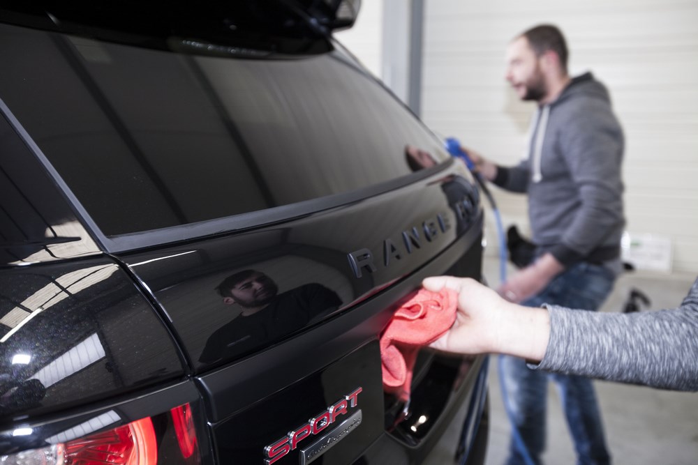 nettoyage exterieur à la main voiture